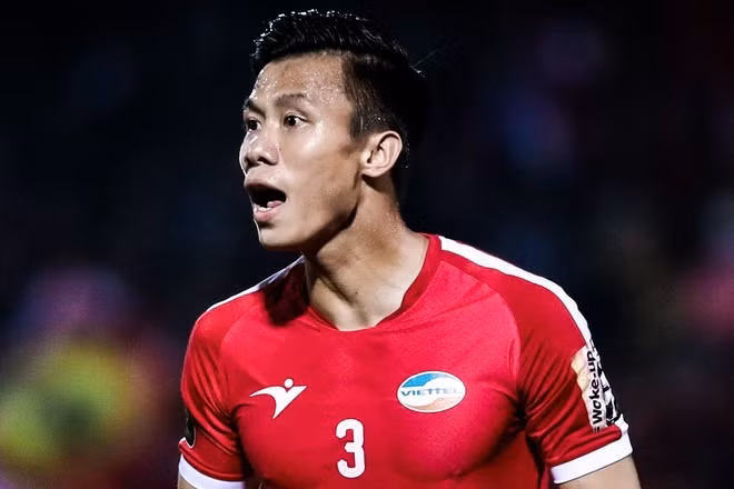 Mới đây, Quế Ngọc Hải đã chia tay CLB Viettel để về đầu quân cho Sông Lam Nghệ An. Dù chưa chưa có thông tin song nhiều người cho rằng khoản lót tay sẽ không dưới 5 tỷ đồng. Ảnh: Vietnamnet