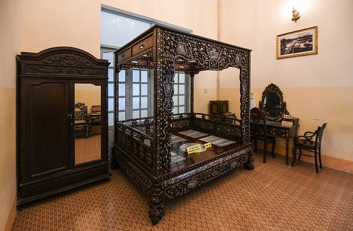 Trong nhà Công tử Bạc Liêu có giường nóng và giường lạnh. Giường lạnh làm từ gỗ sưa, khảm đá cẩm thạch được dùng vào mùa hè. Giường nóng làm từ gỗ giáng hương, có khả năng giữ ấm cho cơ thể. Ảnh: Vnexpress