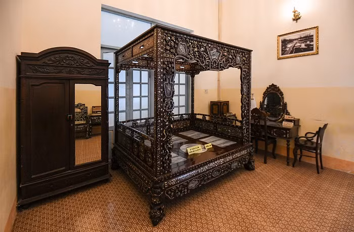 Trong nhà Công tử Bạc Liêu có giường nóng và giường lạnh. Giường lạnh làm từ gỗ sưa, khảm đá cẩm thạch được dùng vào mùa hè. Giường nóng làm từ gỗ giáng hương, có khả năng giữ ấm cho cơ thể. Ảnh: Vnexpress