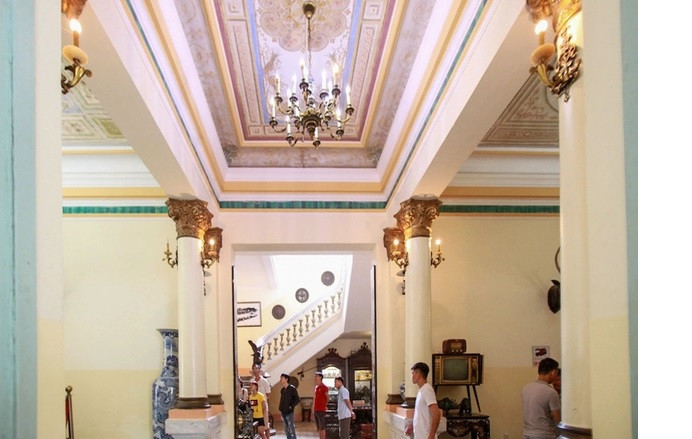 Những chiếc đèn màu vàng tỏa ánh sáng lung linh tạo cảm giác ấm cúng và lịch lãm. Trên mỗi cây cột của ngôi nhà đều được trang trí nhiều hoa văn đẹp mắt. Ảnh: Tri thức trẻ