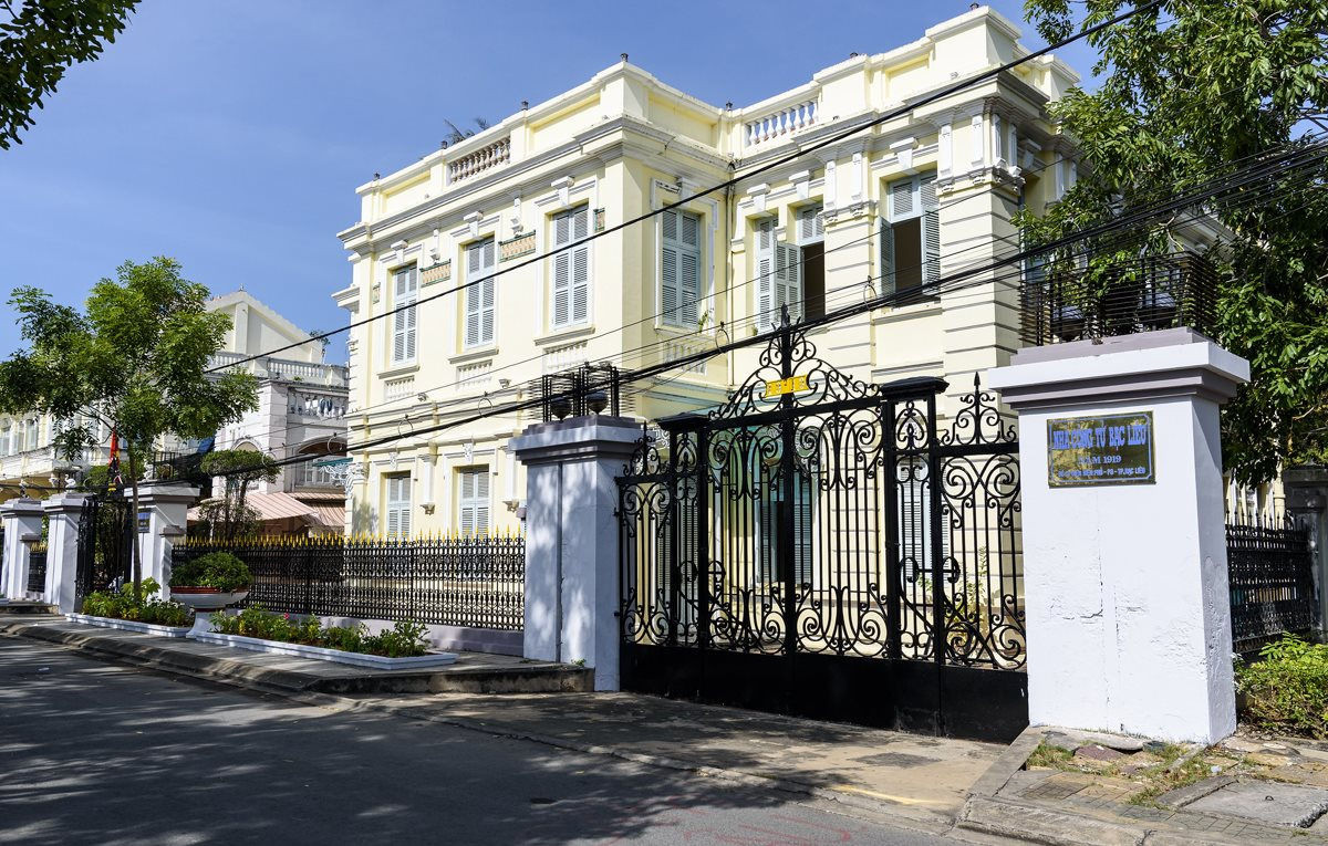 Tọa lạc tại số 13 Điện Biên Phủ, phường 3, TP. Bạc Liêu, cạnh bờ sông Bạc Liêu, nhà Công tử Bạc Liêu được xây dựng năm 1919 do kiến trúc sư người Pháp thiết kế. Ảnh: Công lý