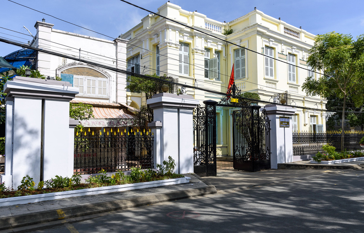 Hầu hết vật liệu dùng để xây dựng đều được nhập khẩu trực tiếp từ Paris về. Ảnh: Thamhiemmekong