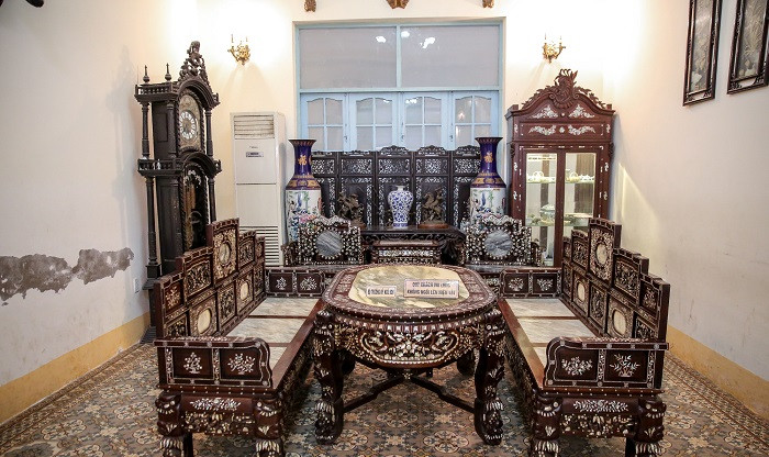 Các bộ bàn ghế trong nhà đều được chế tác cầu kỳ. Ảnh: Tổ quốc