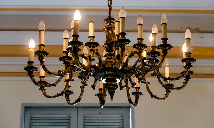 Trên trần nhà là những chiếc đèn vàng cổ kính, sang trọng được nhập khẩu về từ Tây Âu. Ảnh: Mientaycogi