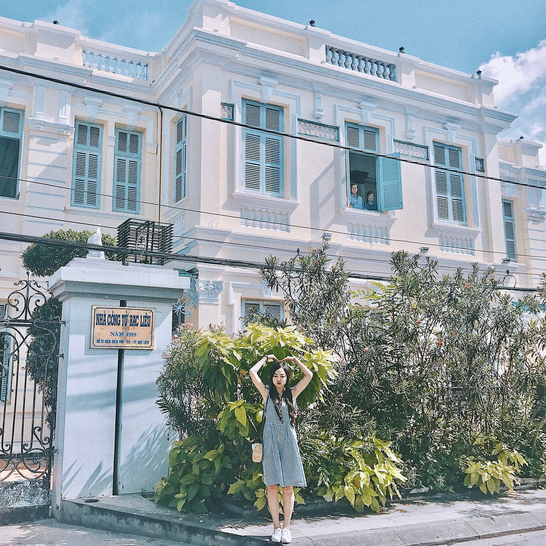 Nhà Công tử Bạc Liêu gồm 2 tầng, mang kiến trúc Đông - Tây kết hợp. Ảnh: Metrip