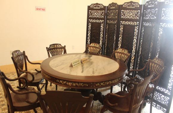 Ngoài kiến trúc, ngôi nhà Công tử Bạc Liêu còn có nhiều món đồ cổ quý hiêm. Ảnh: Vntrip