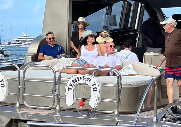 Được biết, cặp đôi cùng bạn bè, người thân đã dạo chơi trên biển chỉ vài giờ trước khi nước Mỹ đón Giao thừa. Ảnh: DM