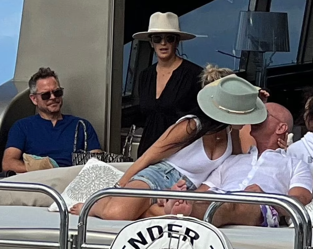 Trước đó, vào ngày 31/12/2021, tỷ phú Amazon và người tình được trông thấy liên tục hôn nhau trên boong chiếc du thuyền sang trọng. Ảnh: DM