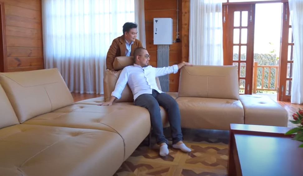 Phòng khách nổi bật với bộ sofa da bò của Ý.