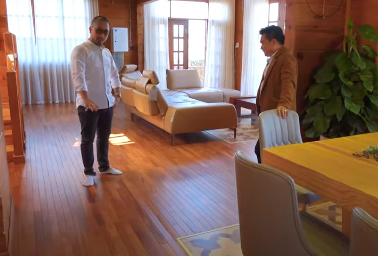 Sàn nhà dược làm bằng gỗ gõ đỏ, chịu lực tốt hơn.