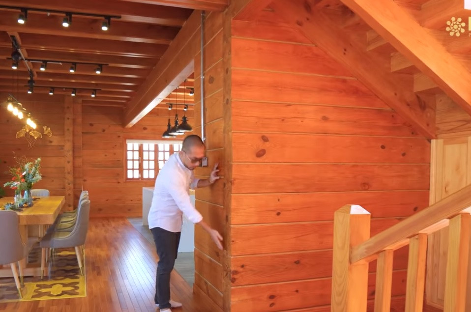 Kết cấu ngôi nhà đều bằng những tấm gỗ vuông ghép lại với nhau.