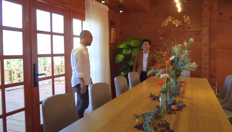 Do được làm từ gỗ thông nên nhiệt độ bên trong nhà không thay đổi nhiều so với bên ngoài, mát khi trời nóng và ấm khi trời lạnh.