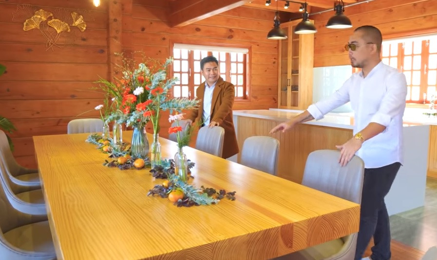 Bàn ăn lớn đủ cho cả gia đình cũng được làm bằng gỗ thông.