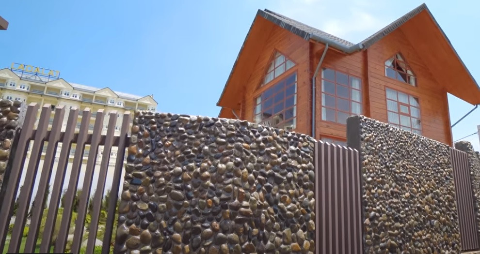 Tường rào hiện đại xung quanh với những viên đá đan xen khối lam cửa, vừa thoáng khí, vừa đảm bảo riêng tư.