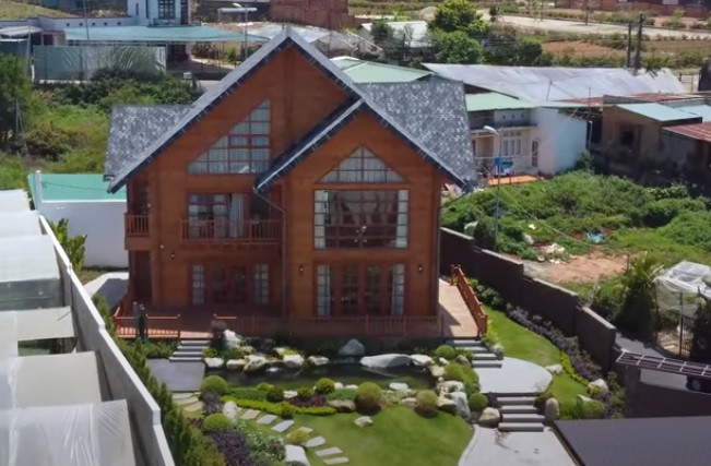 Toàn bộ căn nhà được làm hoàn toàn bằng gỗ trên khu đất hơn 900m2.