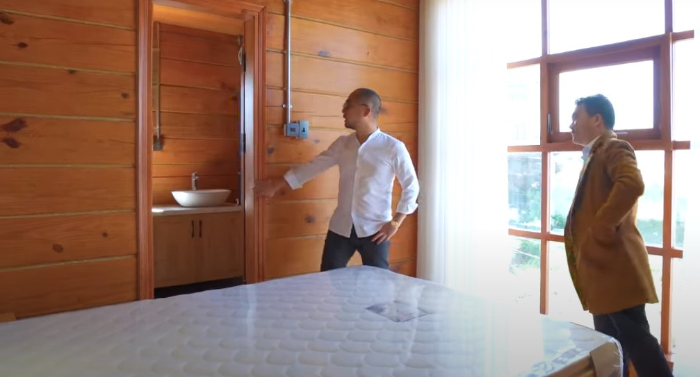 Trên tầng 2 có 3 phòng ngủ riêng tư.