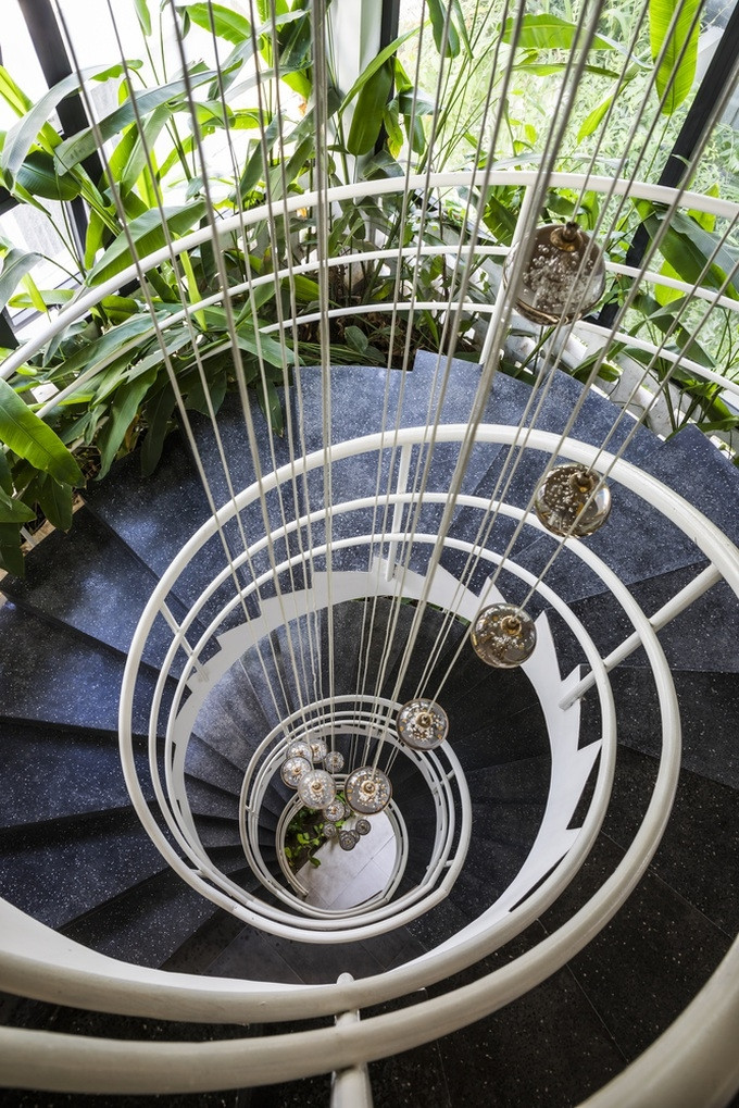 Khu vực cầu thang của căn nhà mang đến sự mềm mại, sang trọng.