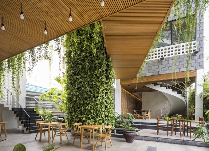 Theo đó, đội ngũ thi công đã sử dụng 700 mảnh đá ong với kích thước 200 x 600 x 100, xếp chồng lên nhau, tạo nên một khối nhà đá ong đơn giản với đầy cây cối.