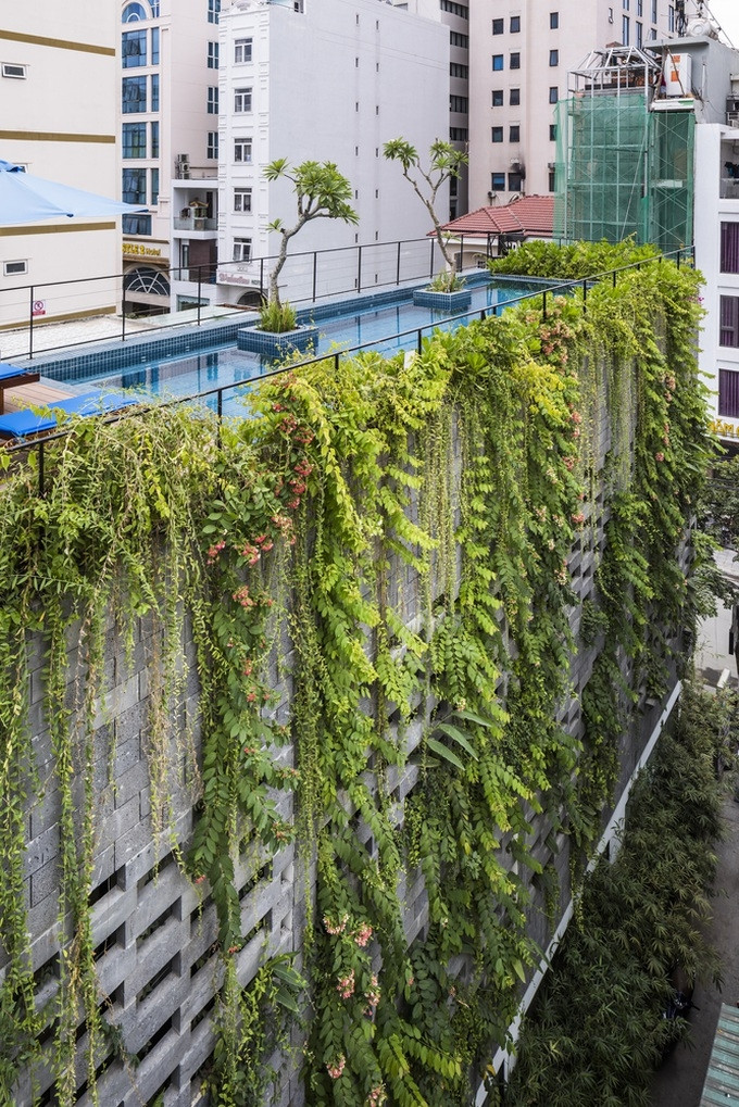 Do mặt dài của tòa nhà quay về hướng Nam và Tây Nam, nên kiến trúc sư sử dụng một lớp thảm thực vật gồm cây xanh, dây leo cùng đá ong để bảo vệ tòa nhà khỏi ánh nắng trực tiếp.