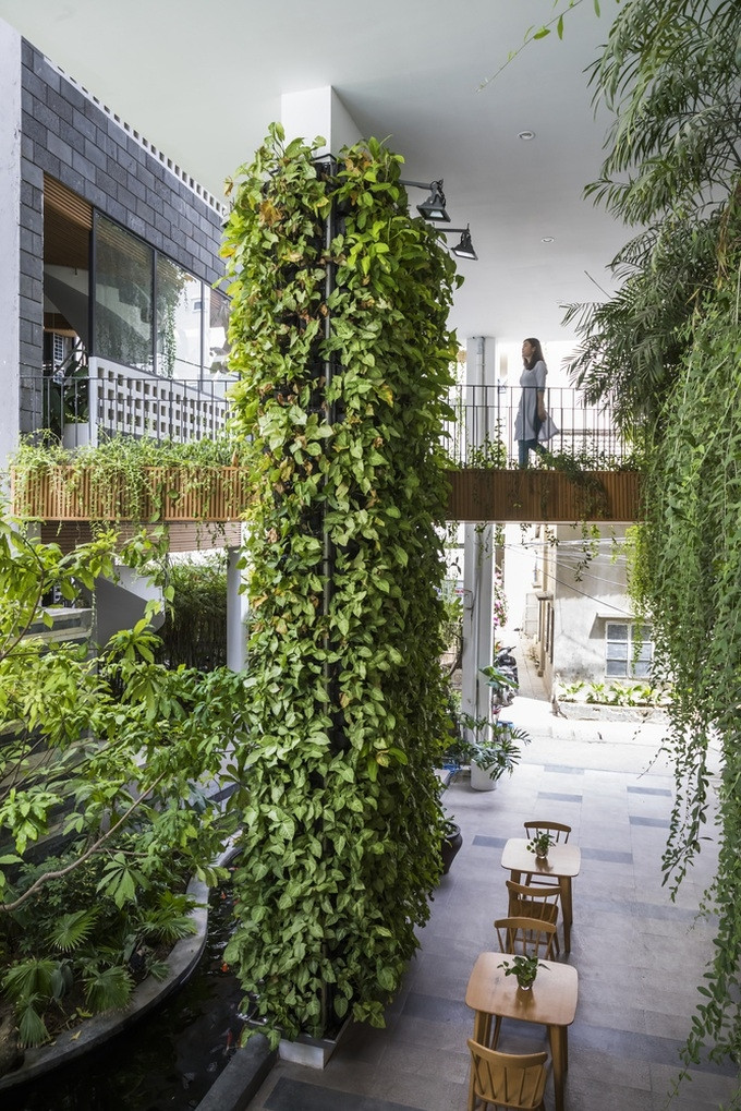 Do lô đất có diện tích nhỏ, lại nằm trong khu đô thị nên thách thức chính trong thiết kế là xây dựng ngôi nhà làm sao vừa tận dụng tối đa được diện tích để kinh doanh, vừa tạo ra một không gian thú vị, riêng tư, độc đáo và mang lại cảm giác thư thái cần thiết vốn có của spa.