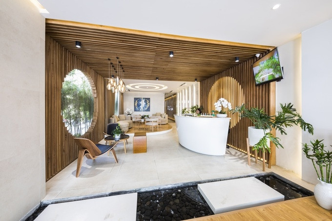 Nhờ việc kết hợp giữa đá ong với thảm thực vật tươi tốt, ngôi nhà mặc dù ít sử dụng điều hòa và đèn điện nhưng vẫn luôn thoáng mát và tạo được cảm giác thư giãn khi bước vào.