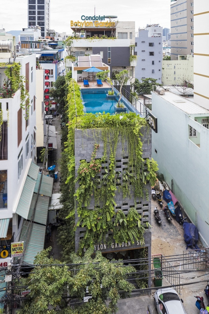 Để đáp ứng được các yêu cầu vừa nêu, kiến trúc sư đã đưa ra giải pháp là tối đa hóa diện tích kinh doanh bằng cách cho 2 mặt của tòa nhà tiếp xúc với thiên nhiên.