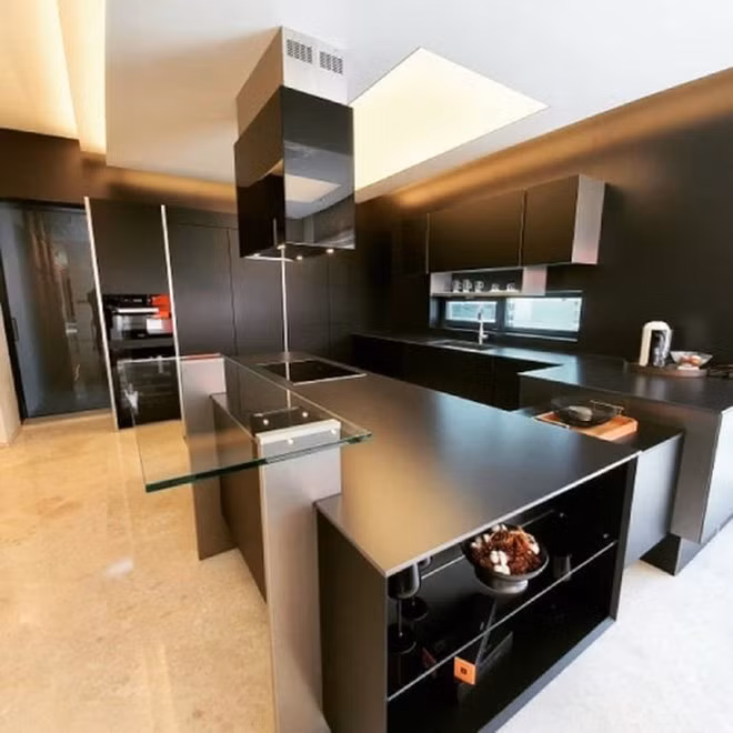 Căn bếp hiện đại mang sắc đen sang trọng và mạnh mẽ như chủ nhân.