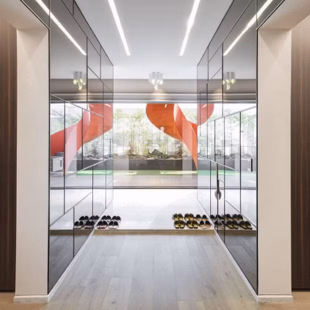 Những bức ảnh hé lộ bên trong căn penthouse một lần nữa khiến công chúng không khỏi kinh ngạc trước độ giàu có của tài tử Hạ Cánh Nơi Anh.