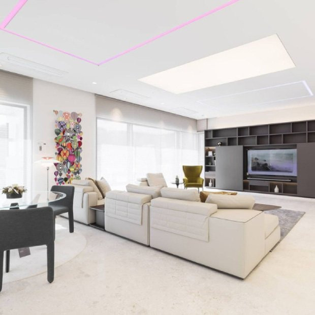 Nội thất của ngôi nhà được thiết kế theo ý tưởng đơn giản và hiện đại với tông màu trắng là chủ đạo.