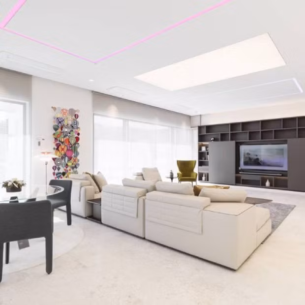 Nội thất của ngôi nhà được thiết kế theo ý tưởng đơn giản và hiện đại với tông màu trắng là chủ đạo.