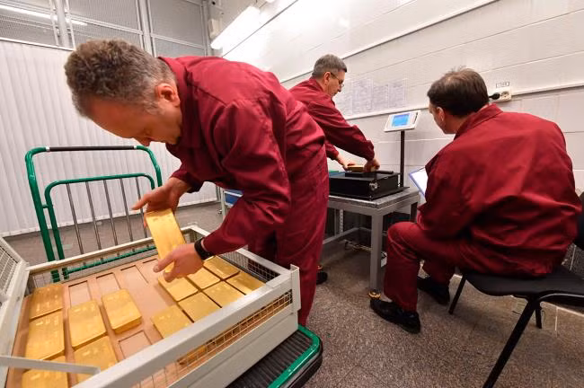 Mỗi thùng chứa 20 thanh vàng và đều được niêm phong. Ảnh: Rbth