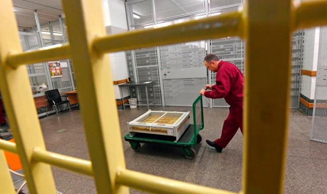 Năm 2017, các nhà báo của tờ Komsomolskaya Pravda trở thành các ký giả đầu tiên được tiếp cận kho vàng khổng lồ được cất giữ trong một nhà kho rộng 17.000 m2 ở Matxcơva. Ảnh: RT