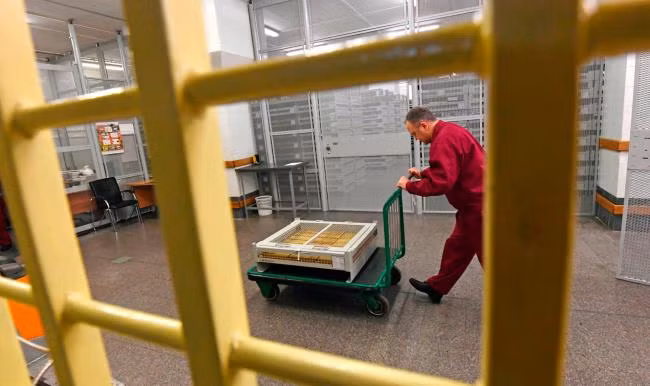 Năm 2017, các nhà báo của tờ Komsomolskaya Pravda trở thành các ký giả đầu tiên được tiếp cận kho vàng khổng lồ được cất giữ trong một nhà kho rộng 17.000 m2 ở Matxcơva. Ảnh: RT