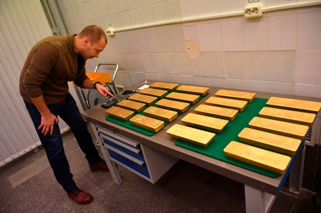 Một thanh vàng có trọng lượng thực tế của nó lên tới khoảng 12-13kg. Ảnh: Rbth