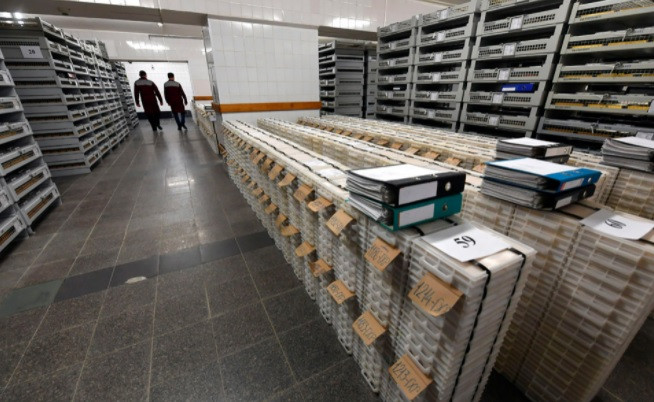 Các kệ đựng vàng được gia cố bằng những thanh kim loại, chiếc nọ đặt lên chiếc kia thành hàng ngay ngắn. Ảnh: Rbth