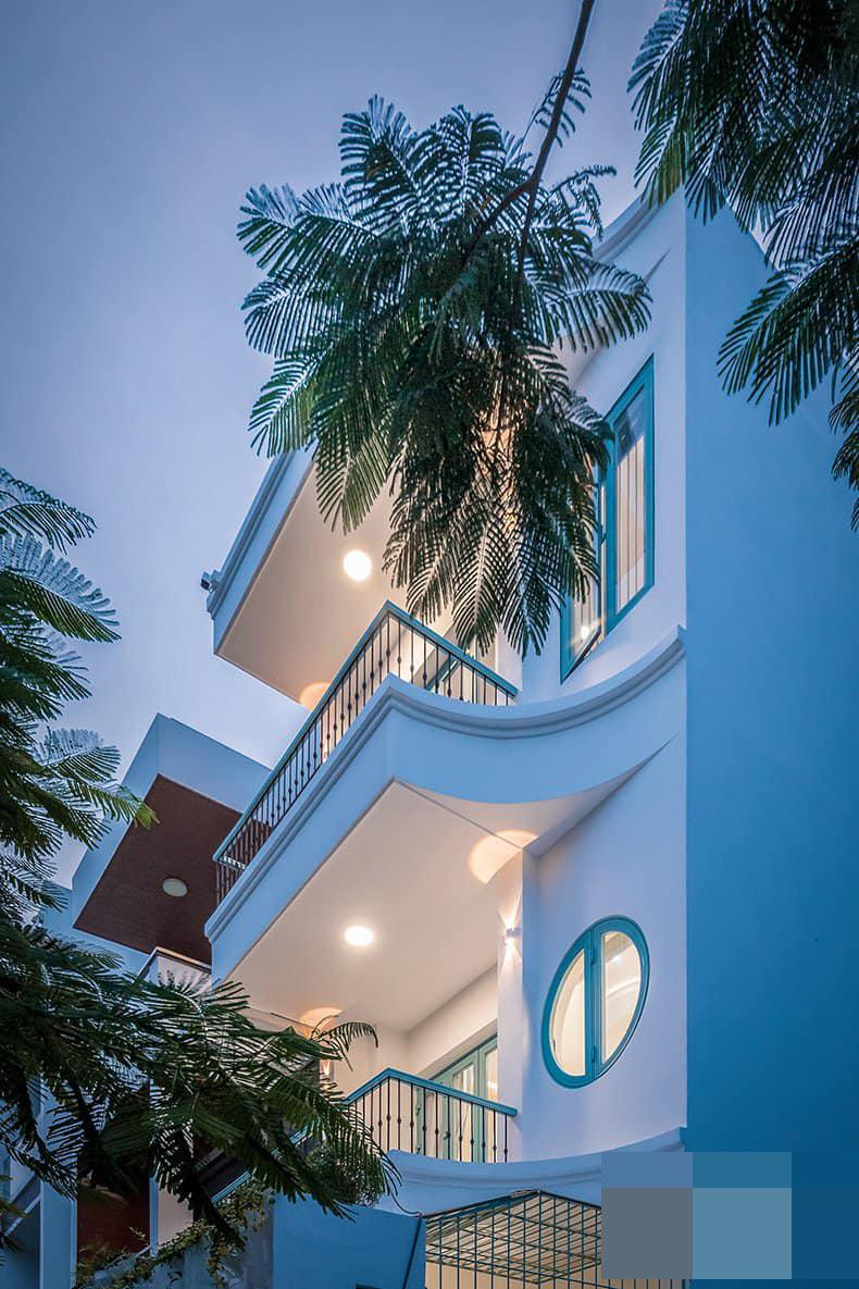 Màu trắng và vàng gỗ sáng được chọn là tông màu chủ đạo, kết hợp điểm nhấn bằng màu xanh pastel.