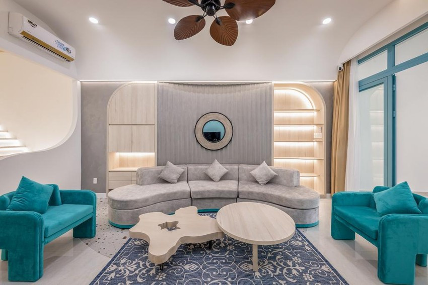 Sau khi cải tạo, ngôi nhà được phân chia khoa học hơn. Tầng trệt gồm phòng khách, bếp và khu vực ăn, khu vực thư giãn, được thiết kế theo không gian mở.