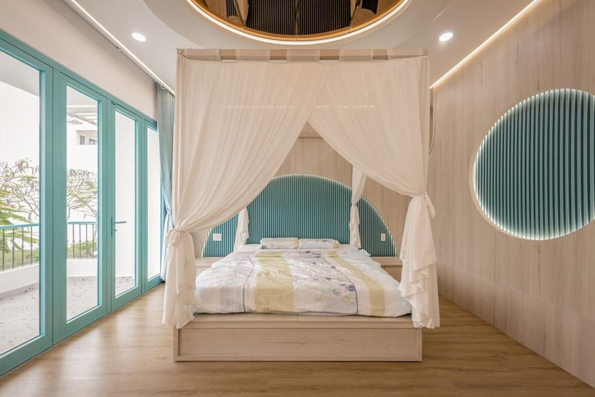 Phòng ngủ được thiết kế thêm cửa sổ để đón gió và ánh sáng tự nhiên.