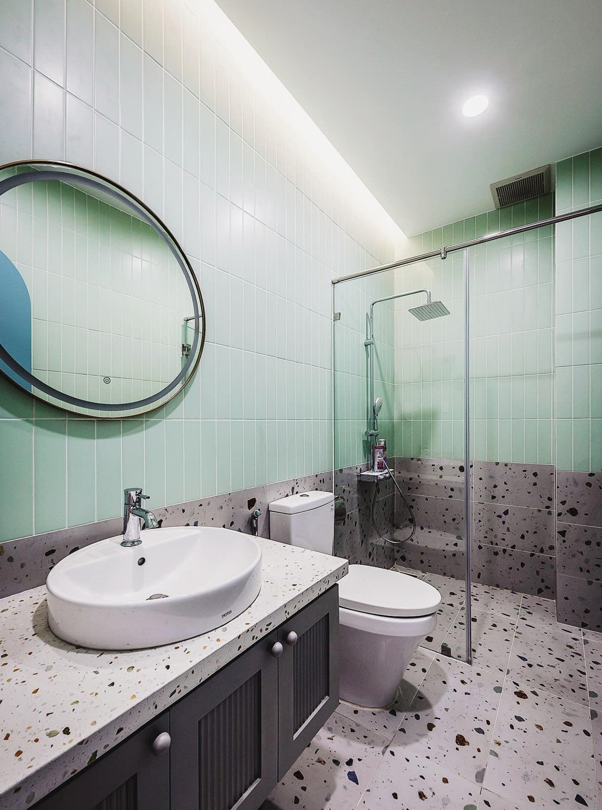 Phòng tắm mang sắc xanh pastel, xanh lục tới từ gạch mosaic ốp tường.