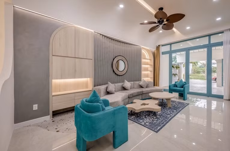 Phòng khách bài trí đơn giản nhưng hiện đại với đường cong uốn lượn đẹp mắt.