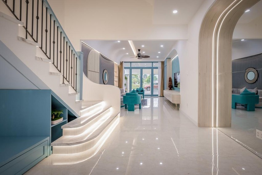 Cầu thang lung linh hơn với hệ thống đèn led bắt mắt. Phía dưới có thêm khu vực nghỉ.