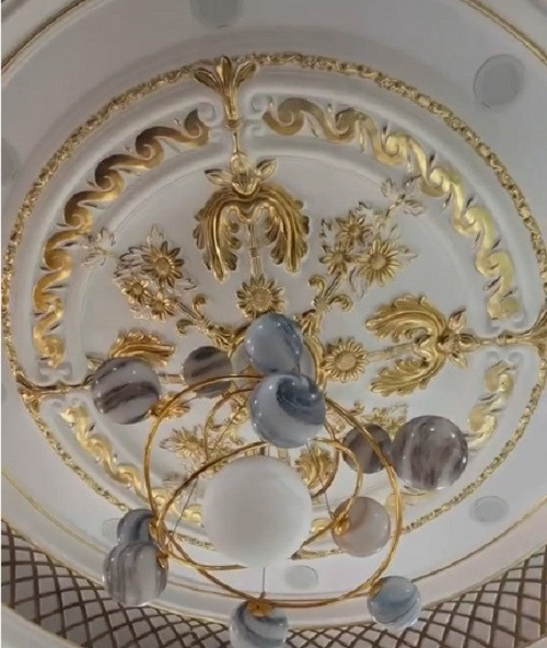 Những chi tiết kỳ công trên trần nhà đều được thợ vẽ trực tiếp. Nguồn ảnh: Chụp màn hình video TikTok