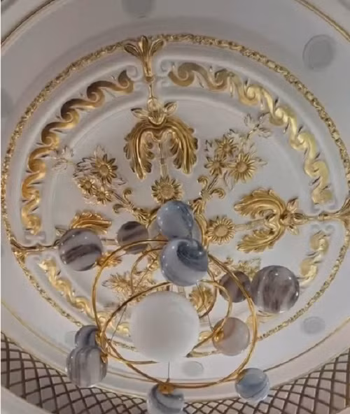 Những chi tiết kỳ công trên trần nhà đều được thợ vẽ trực tiếp. Nguồn ảnh: Chụp màn hình video TikTok