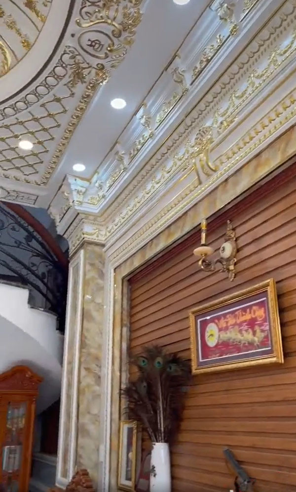 Bên trong căn biệt thự, từ tường đến trần đều có những chi tiết được chạm khắc tinh xảo, toả ánh sáng màu vàng sang trọng.