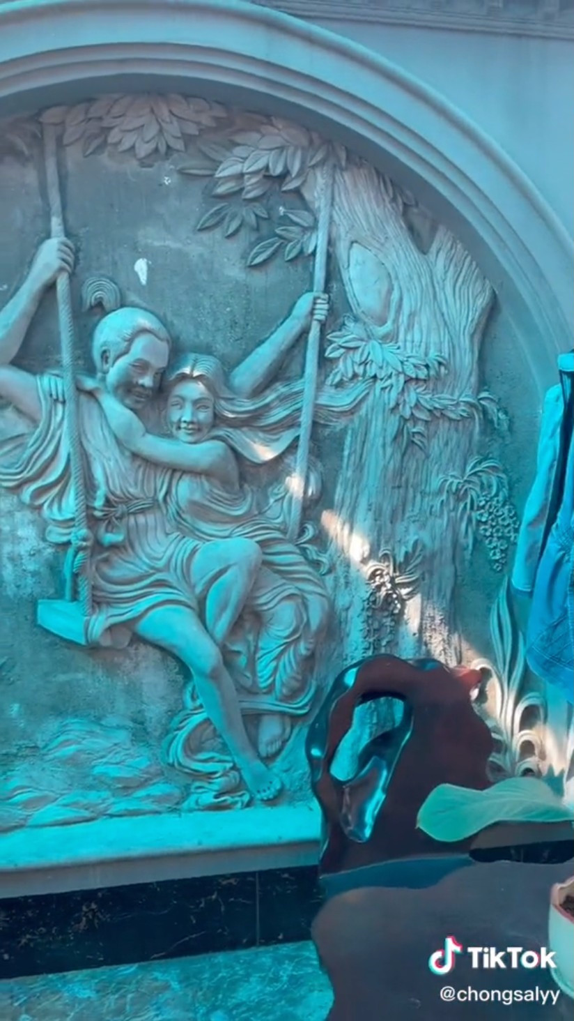 Nhìn tổng quát, ngôi nhà có diện tích khá lớn. Từ ngoài sân, gia chủ đã chứng tỏ sự đầu tư công phu khi trang trí với nhiều tiểu cảnh và các bức tượng được điêu khắc công phu.