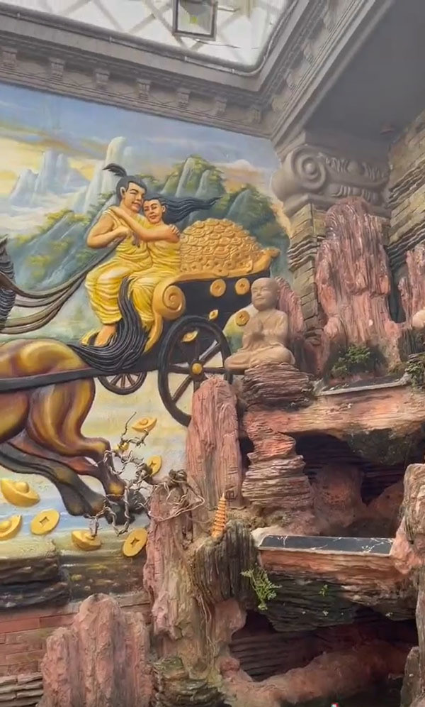 Một điểm nhấn trong nhà nữa là hồ tiểu cảnh, bên trên là hòn non bộ, bên dưới là hồ cá Koi.