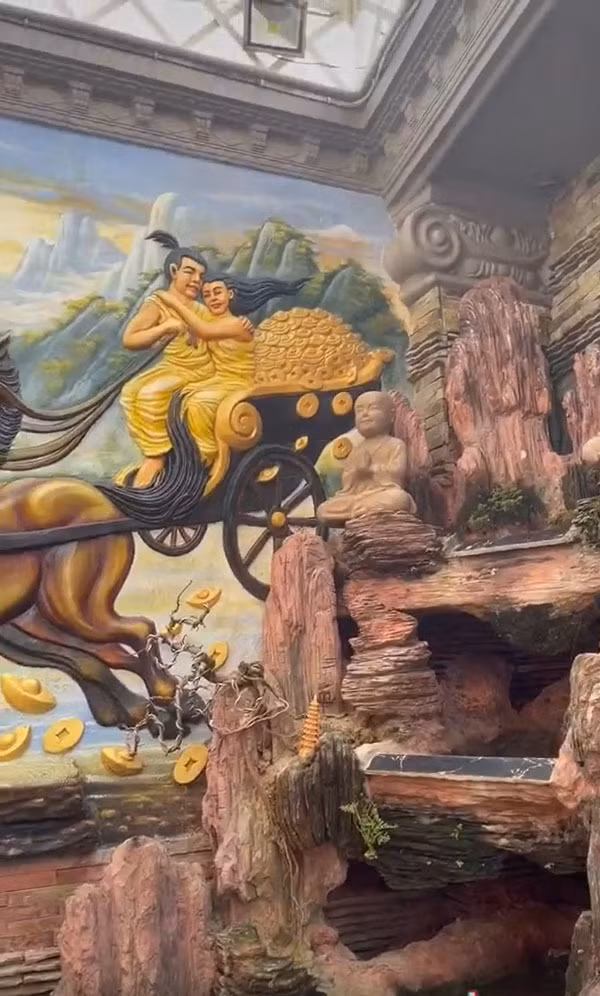 Một điểm nhấn trong nhà nữa là hồ tiểu cảnh, bên trên là hòn non bộ, bên dưới là hồ cá Koi.