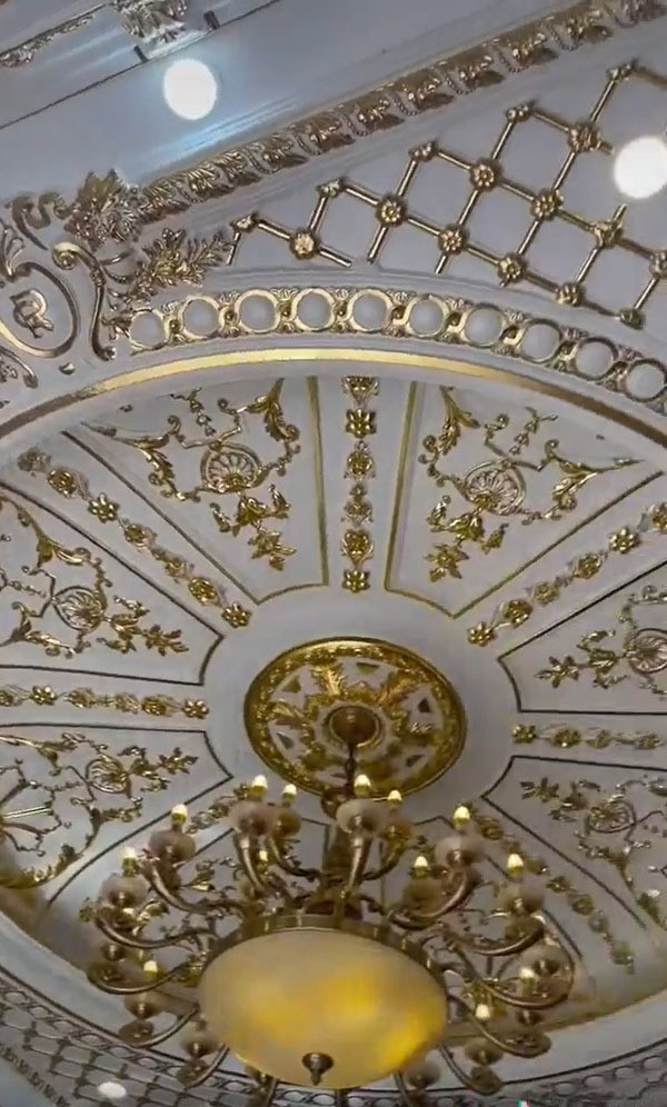 Trần nhà sáng lấp lánh như lâu đài.