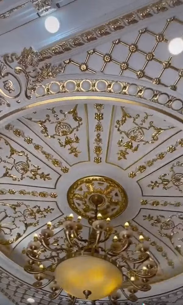 Trần nhà sáng lấp lánh như lâu đài.