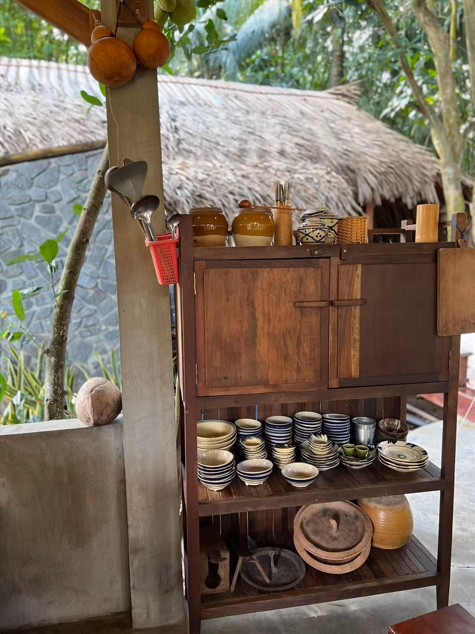 Bát, đĩa và tủ gỗ xưa mang phong cách đặc trưng của khu vực Nam Bộ. Ảnh: Lao động